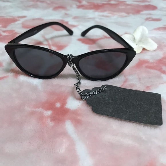 🕶 Black Cat-Eye Sunglasses 🛍 - Picture 3 of 8